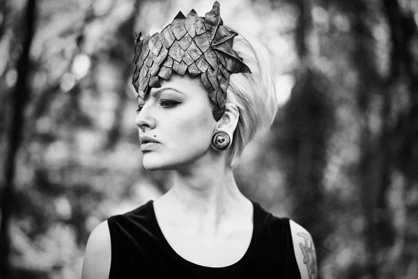 zarif headdress açık havada poz içinde muhteşem genç kadının siyah beyaz fotoğraf 