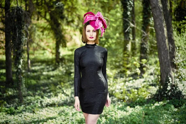 エレガントなヘッドドレス屋外でポーズ豪華な若い女性 — ストック写真