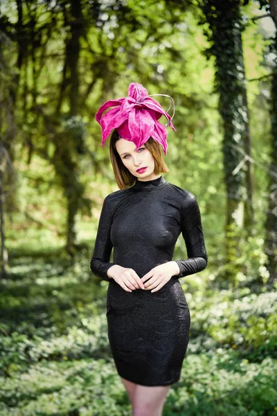 Zarif headdress açık havada poz içinde muhteşem bir genç kadın 