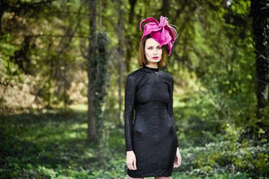 Zarif headdress açık havada poz içinde muhteşem bir genç kadın 