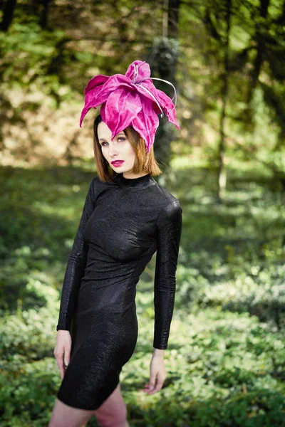 Zarif headdress açık havada poz içinde muhteşem bir genç kadın 