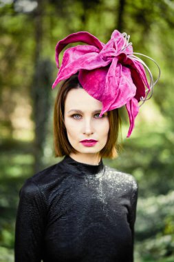 Zarif headdress açık havada poz içinde muhteşem bir genç kadın 