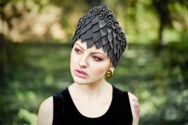 Zarif headdress açık havada poz içinde muhteşem bir genç kadın 