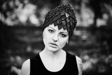 zarif headdress açık havada poz içinde muhteşem genç kadının siyah beyaz fotoğraf 