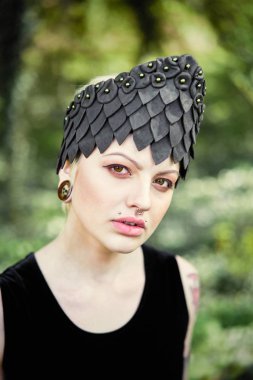 Zarif headdress açık havada poz içinde muhteşem bir genç kadın 