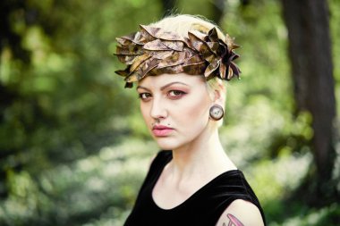 Zarif headdress açık havada poz içinde muhteşem bir genç kadın 