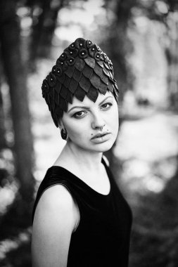 zarif headdress açık havada poz içinde muhteşem genç kadının siyah beyaz fotoğraf 