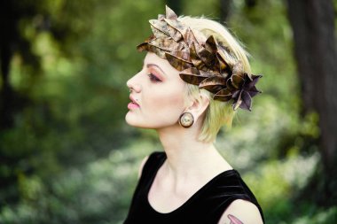 Zarif headdress açık havada poz içinde muhteşem bir genç kadın 