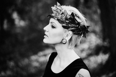 zarif headdress açık havada poz içinde muhteşem genç kadının siyah beyaz fotoğraf 