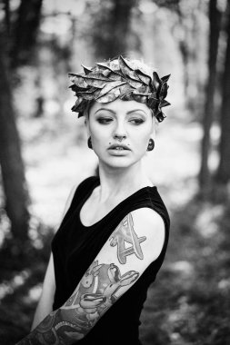 zarif headdress açık havada poz içinde muhteşem genç kadının siyah beyaz fotoğraf 