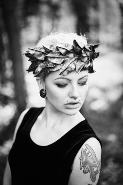 zarif headdress açık havada poz içinde muhteşem genç kadının siyah beyaz fotoğraf 