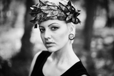 zarif headdress açık havada poz içinde muhteşem genç kadının siyah beyaz fotoğraf 