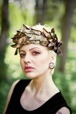 Zarif headdress açık havada poz içinde muhteşem bir genç kadın 