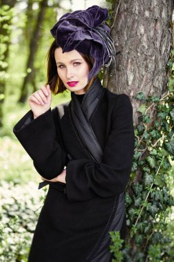 Zarif headdress açık havada poz içinde muhteşem bir genç kadın 