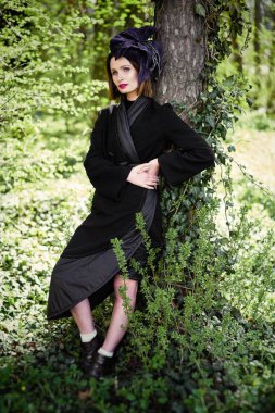 Zarif headdress açık havada poz içinde muhteşem bir genç kadın 