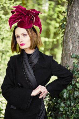 Zarif headdress açık havada poz içinde muhteşem bir genç kadın 