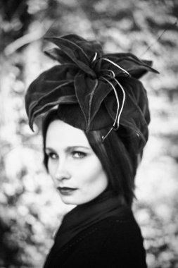 zarif headdress açık havada poz içinde muhteşem genç kadının siyah beyaz fotoğraf 