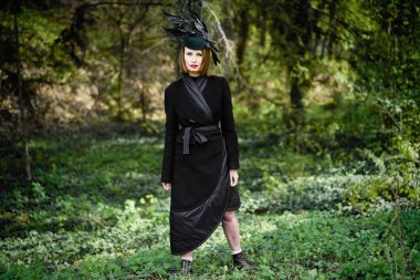 Zarif headdress açık havada poz içinde muhteşem bir genç kadın 