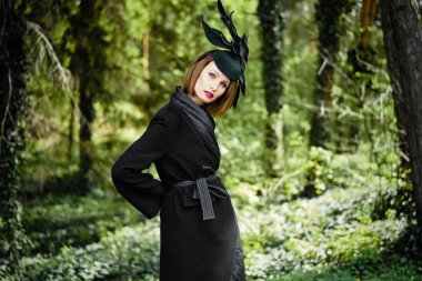 Zarif headdress açık havada poz içinde muhteşem bir genç kadın 