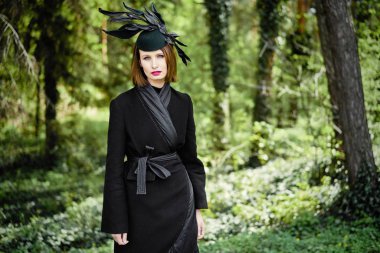 Zarif headdress açık havada poz içinde muhteşem bir genç kadın 