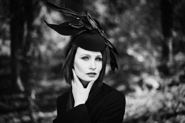 zarif headdress açık havada poz içinde muhteşem genç kadının siyah beyaz fotoğraf 