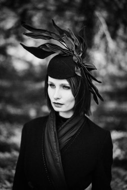 zarif headdress açık havada poz içinde muhteşem genç kadının siyah beyaz fotoğraf 