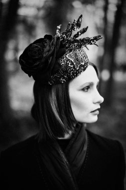 zarif headdress açık havada poz içinde muhteşem genç kadının siyah beyaz fotoğraf 