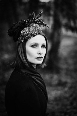 zarif headdress açık havada poz içinde muhteşem genç kadının siyah beyaz fotoğraf 