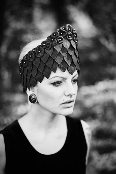 Black White Photo Gorgeous Young Woman Elegant Headdress Posing Outdoors — Stock Photo, Image