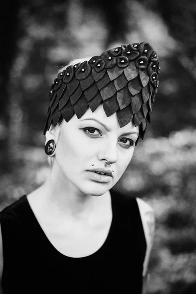 Schwarz Weiß Foto Einer Hinreißenden Jungen Frau Eleganter Kopfbedeckung Die — Stockfoto