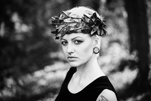 zarif headdress açık havada poz içinde muhteşem genç kadının siyah beyaz fotoğraf 