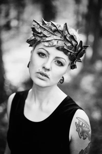 Black White Photo Gorgeous Young Woman Elegant Headdress Posing Outdoors — Stock Photo, Image