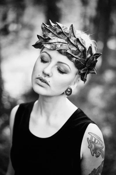 Photo Noir Blanc Magnifique Jeune Femme Dans Une Coiffure Élégante — Photo