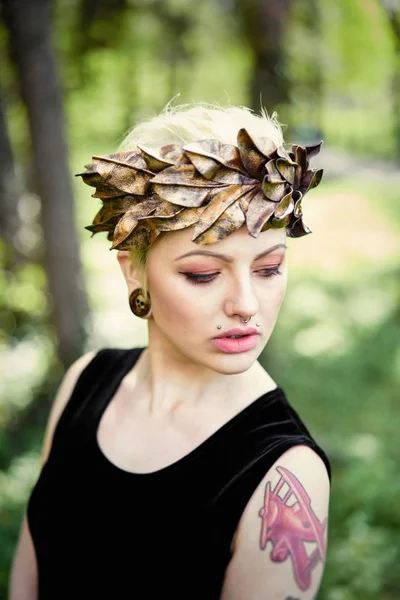 Superbe Jeune Femme Dans Une Coiffure Élégante Posant Extérieur — Photo