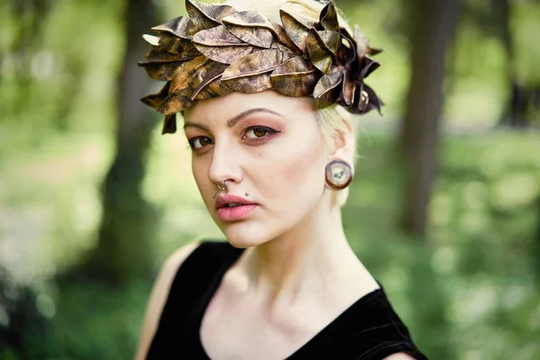 Superbe Jeune Femme Dans Une Coiffure Élégante Posant Extérieur — Photo