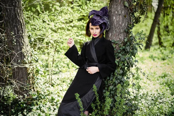 Zarif headdress açık havada poz içinde muhteşem bir genç kadın 