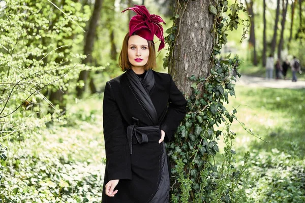 Zarif headdress açık havada poz içinde muhteşem bir genç kadın 