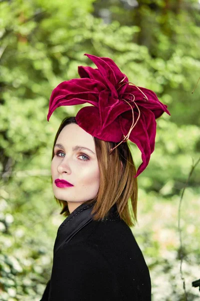 Zarif headdress açık havada poz içinde muhteşem bir genç kadın 