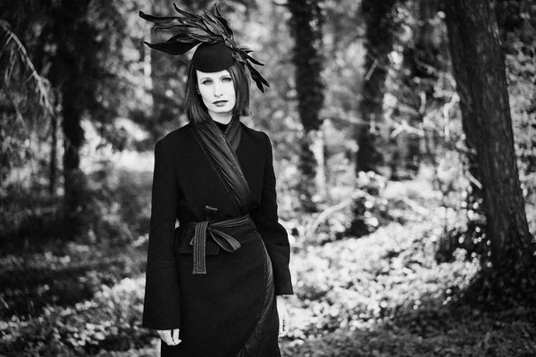 zarif headdress açık havada poz içinde muhteşem genç kadının siyah beyaz fotoğraf 