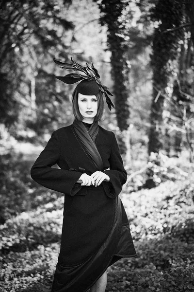 zarif headdress açık havada poz içinde muhteşem genç kadının siyah beyaz fotoğraf 