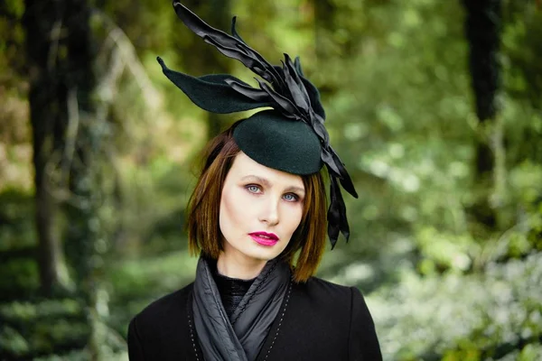 Zarif headdress açık havada poz içinde muhteşem bir genç kadın 