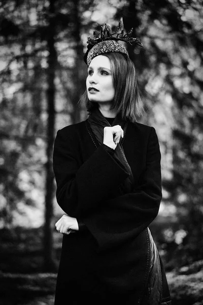 zarif headdress açık havada poz içinde muhteşem genç kadının siyah beyaz fotoğraf 