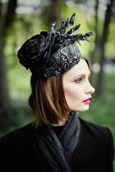 Superbe Jeune Femme Dans Une Coiffure Élégante Posant Extérieur — Photo