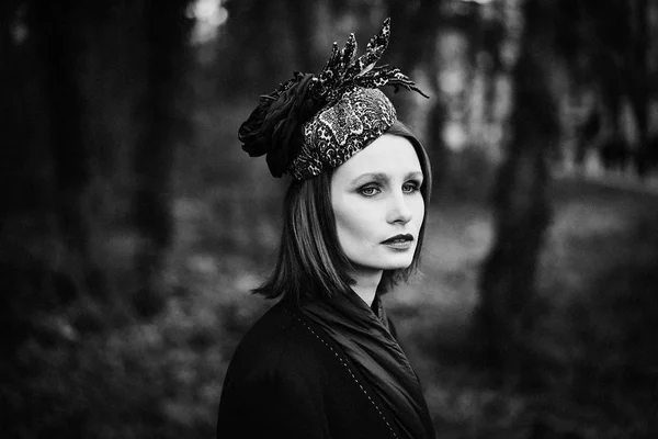 Photo Noir Blanc Magnifique Jeune Femme Dans Une Coiffure Élégante — Photo