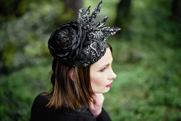 Superbe Jeune Femme Dans Une Coiffure Élégante Posant Extérieur — Photo