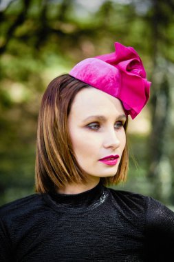 Zarif headdress açık havada poz içinde muhteşem bir genç kadın 