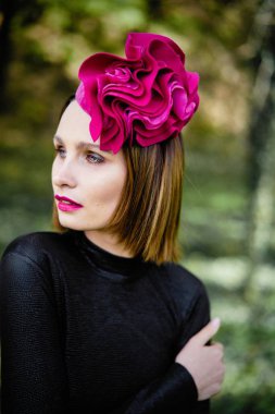 Zarif headdress açık havada poz içinde muhteşem bir genç kadın 