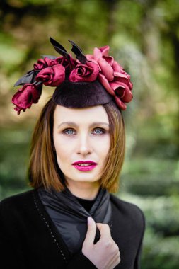 Zarif headdress açık havada poz içinde muhteşem bir genç kadın 