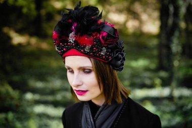 Zarif headdress açık havada poz içinde muhteşem bir genç kadın 