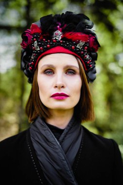 Zarif headdress açık havada poz içinde muhteşem bir genç kadın 